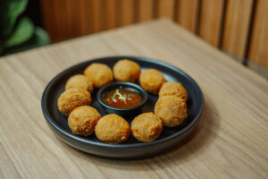 Bolinho de Costela Desfiado com Queijo