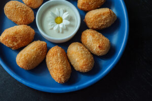 Bolinho de Tilapia Recheado com Queijo e Alcaparras